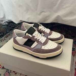 Discord x Collegium white sneakers

Collegium Pillar Alpha Annex
worn once